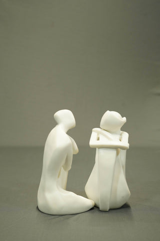 ABSTRACT TALKING COUPLE STATUE