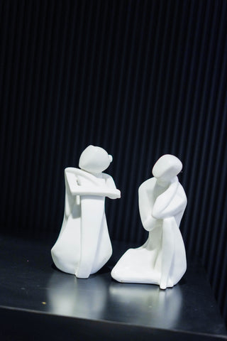 ABSTRACT TALKING COUPLE STATUE