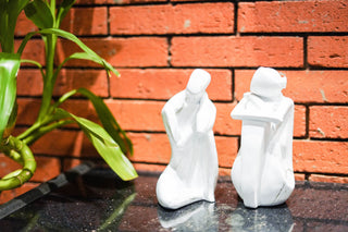ABSTRACT TALKING COUPLE STATUE